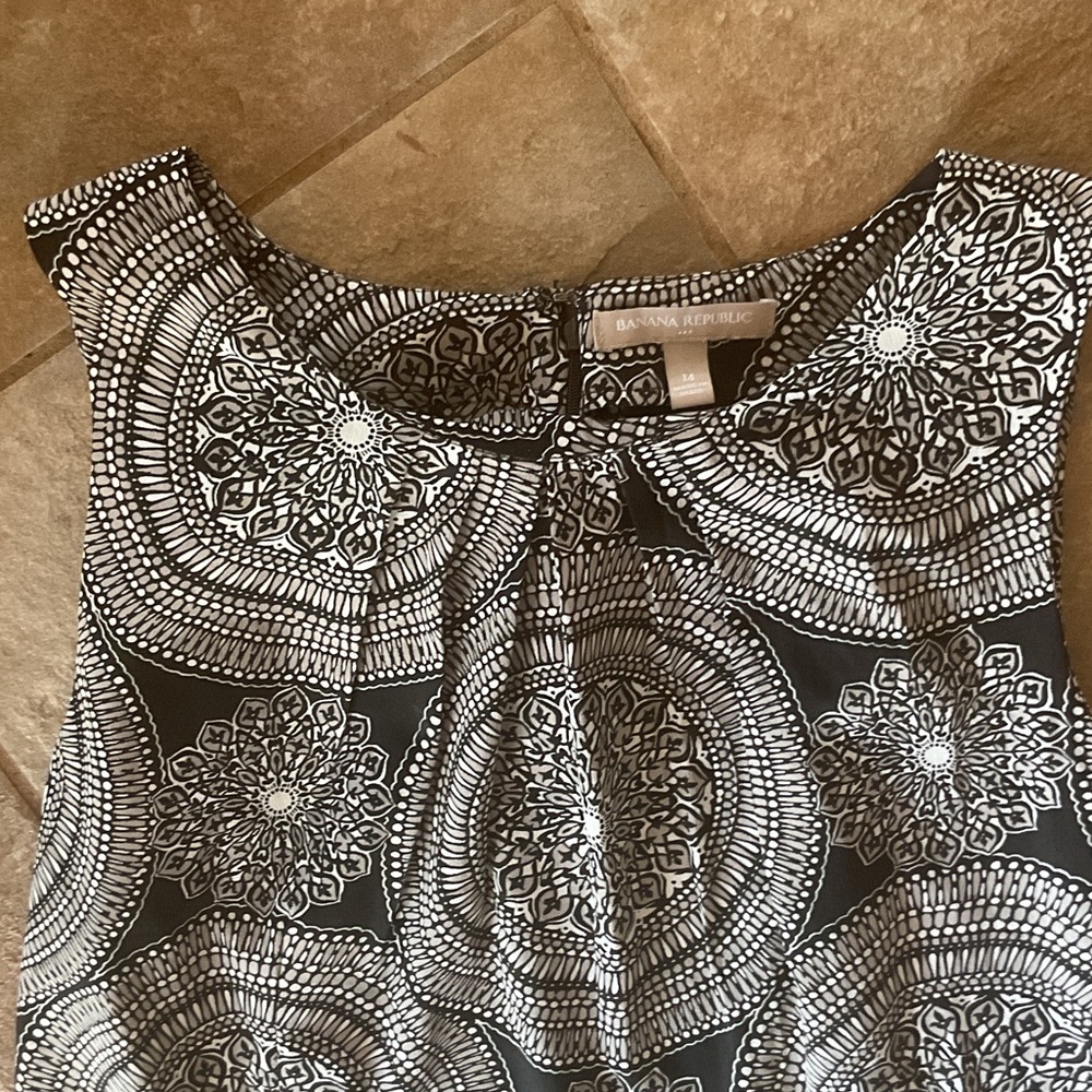 Banana Republic Black and White Mandala Blouse w zipper in back size 14 - Picture 3 of 4